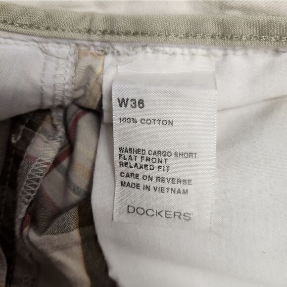 Dockers 36 Relaxed Fit cargo shorts. Tan with red, green and yellow plaid - Picture 4 of 7